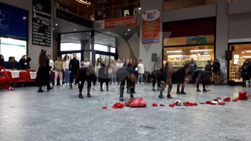 VENARIA - La pioggia non ha fermato le iniziative per la Giornata contro la violenza sulle donne