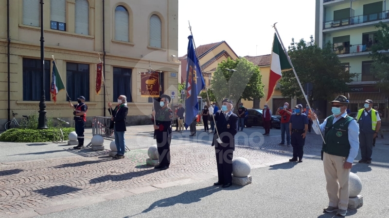VENARIA - Festeggiato il 2 giugno in città: una copia della Costituzione ai neo maggiorenni - FOTO