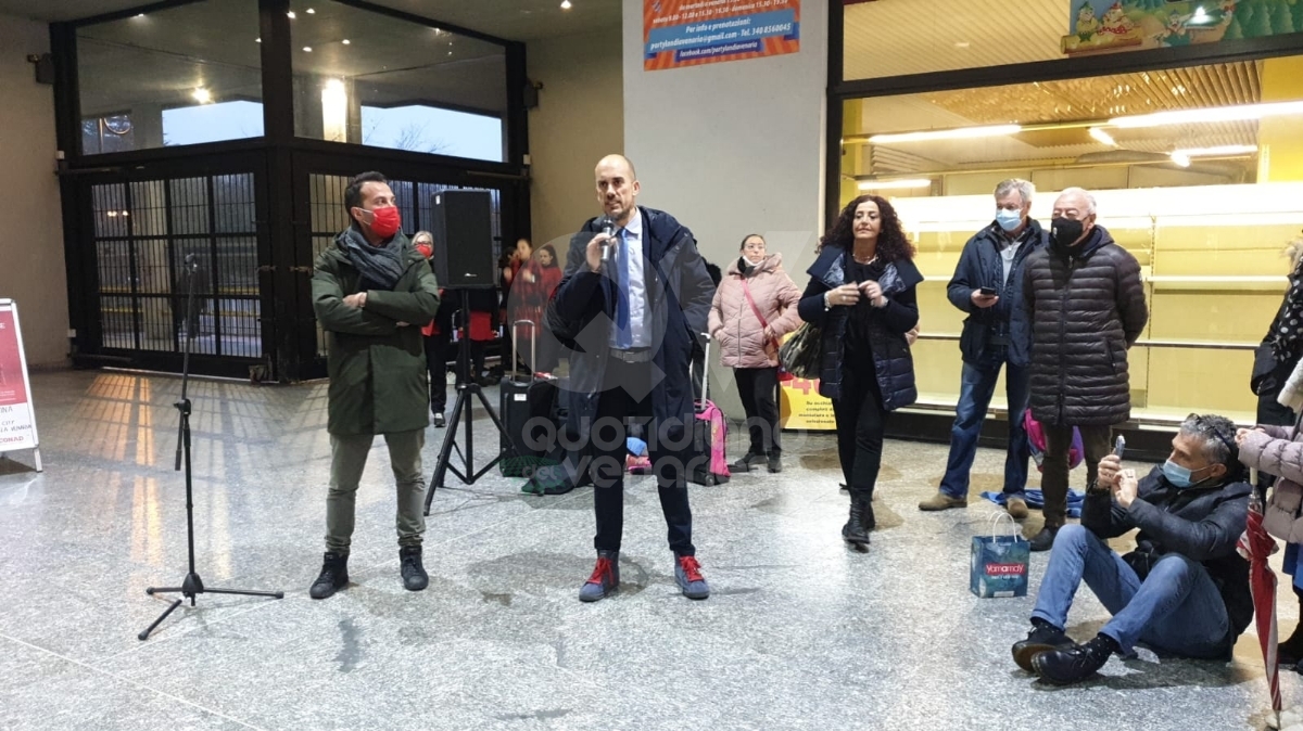 VENARIA - Panchine rosse, flash-mob, municipio «in rosso», dibattiti: le iniziative per dire «no» alla violenza contro le donne - FOTO