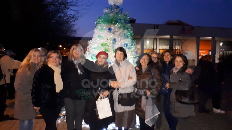 VENARIA - Alla Romero ecco l'albero creativo: realizzato con le bottiglie di plastica vuote