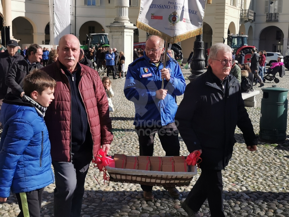 VENARIA - La grande festa per Sant'Antonio Abate: in tanti per il corteo dei trattori - FOTO E VIDEO