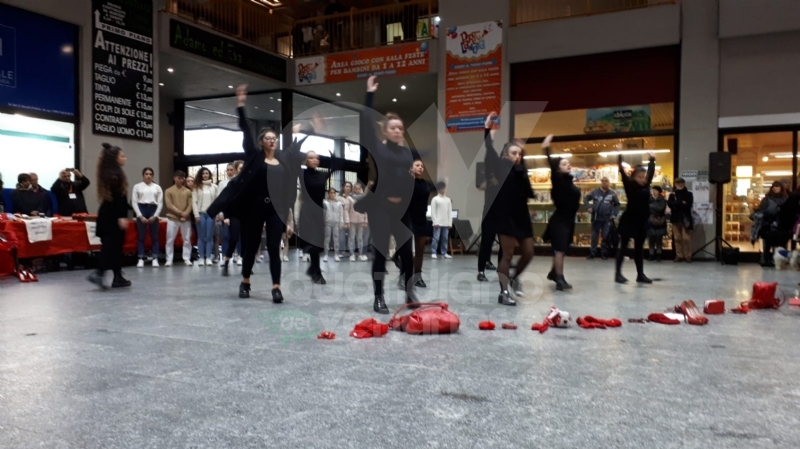 VENARIA - La pioggia non ha fermato le iniziative per la Giornata contro la violenza sulle donne