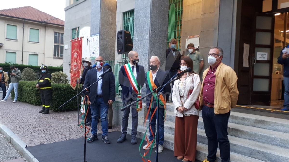 VENARIA - Con il municipio illuminato dal tricolore, la Città ha celebrato la Festa della Repubblica - FOTO