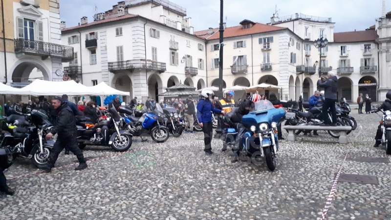 VENARIA - «Un motogiro per unire»: piazza Annunziata tinta di blu ha accolto centinaia di Harley