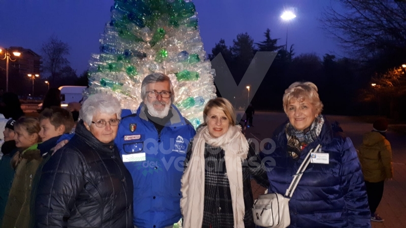 VENARIA - Alla Romero ecco l'albero creativo: realizzato con le bottiglie di plastica vuote