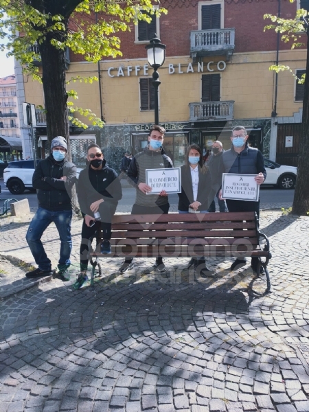 RIVOLI - Il commercio scende in piazza: «Siamo preoccupati per il nostro futuro» - FOTO
