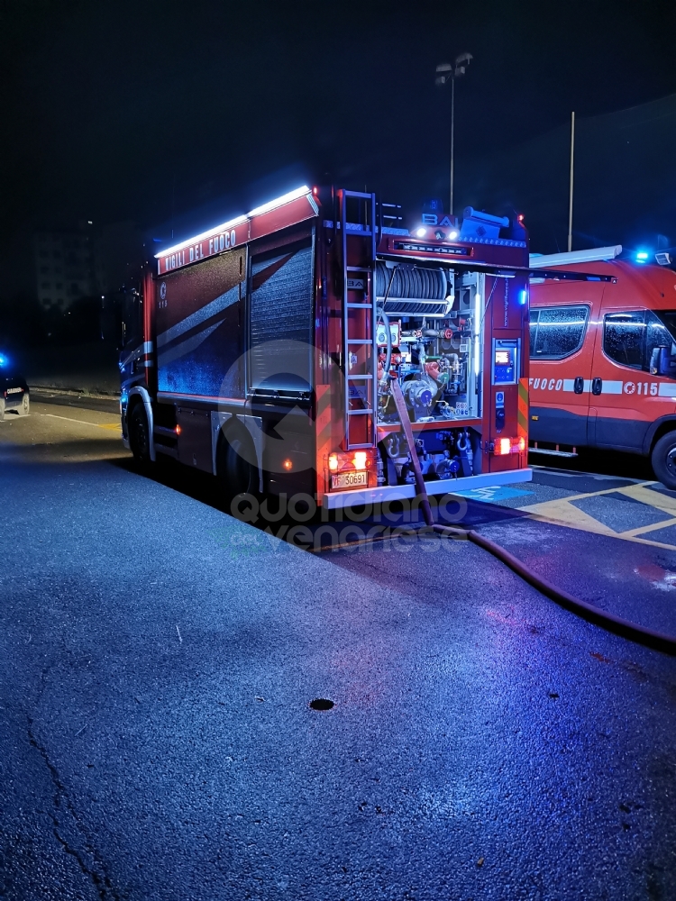 VENARIA - A fuoco gli spogliatoi dello Sport Club: dichiarati inagibili. Indagano i carabinieri - FOTO