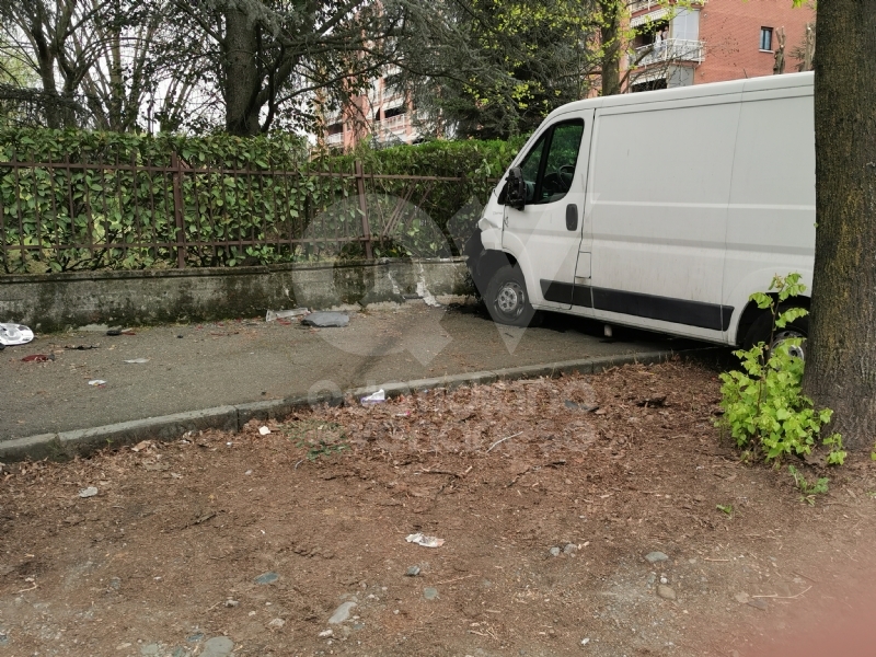VENARIA - Paura in corso Machiavelli: furgone finisce contro un'auto e sfonda muretto e cancellata