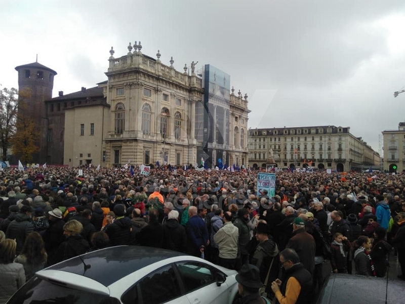 TORINO - In piazza per sostenere la Tav da tutti i Comuni della zona - FOTO