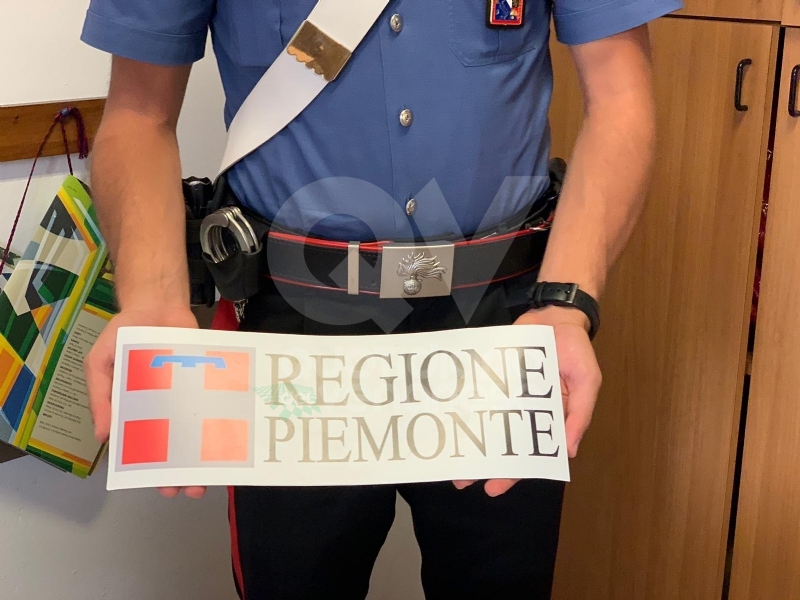 CRONACA - Nella lavatrice il «kit» per truffare gli anziani: targhe e loghi contraffatti di Smat e Regione