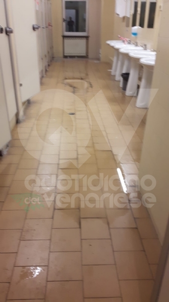 CASELLE - I sindacati: «Il distaccamento dei pompieri aeroportuali insicuro e poco salubre» FOTO