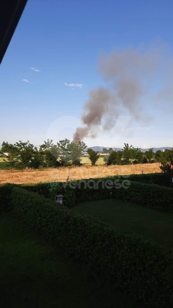 PIANEZZA - Incendio nell'azienda agricola: colonna di fumo nero visibile a distanza di chilometri