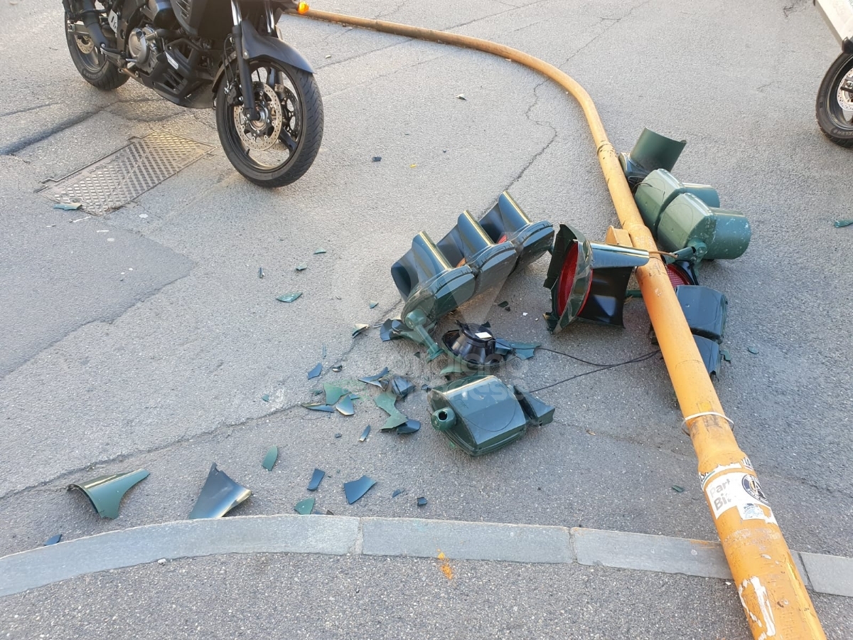VENTO A VENARIA - Cade a terra il semaforo all'incrocio tra viale Buridani e corso Matteotti - FOTO