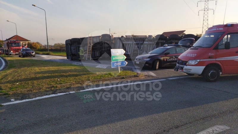 MATHI - Paura in via Torino: tir si ribalta all'uscita dalla rotatoria. Autista illeso
