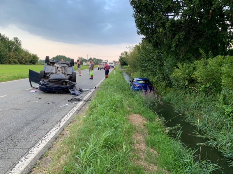 CASELLE - Scontro fra due auto: una si ribalta, ferita una donna