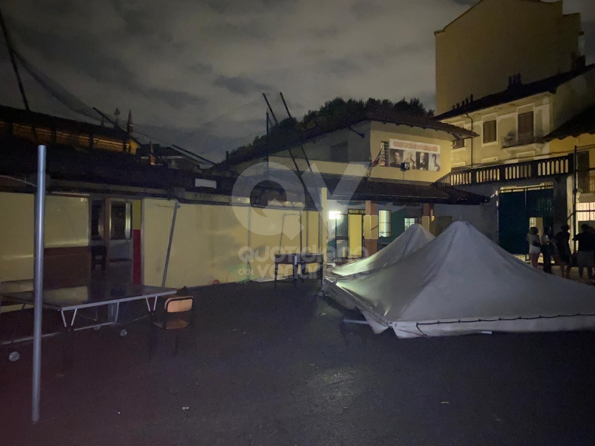 GRANDINATA A VENARIA - Danneggiata la De Amicis, caduti decine di alberi, auto rovinate. Giulivi: «Chiederemo la calamità naturale» - FOTO