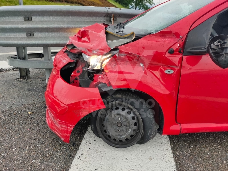 RIVOLI-COLLEGNO - Doppio incidente in tangenziale: auto contro guardrail e tir su una scarpata