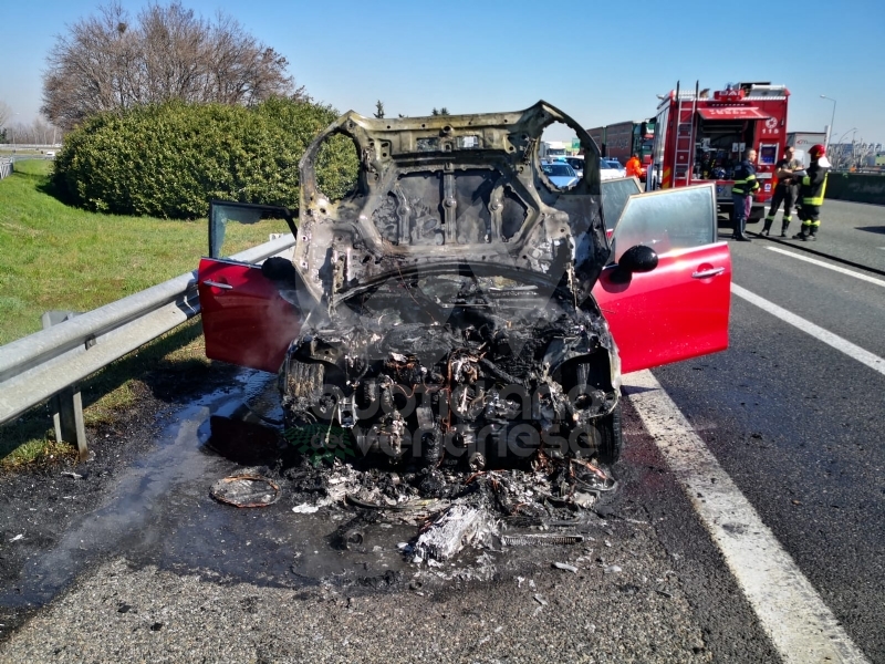 COLLEGNO - Auto prende fuoco durante la marcia sulla Tangenziale - VIDEO
