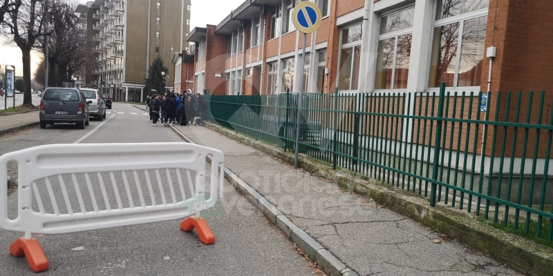 BORGARO - Scuola media evacuata per una sospetta fuga di gas: allievi fatti uscire dal personale scolastico
