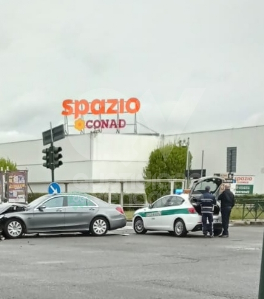 TORINO-VENARIA - Scontro fra due auto all'incrocio: due persone ferite - FOTO