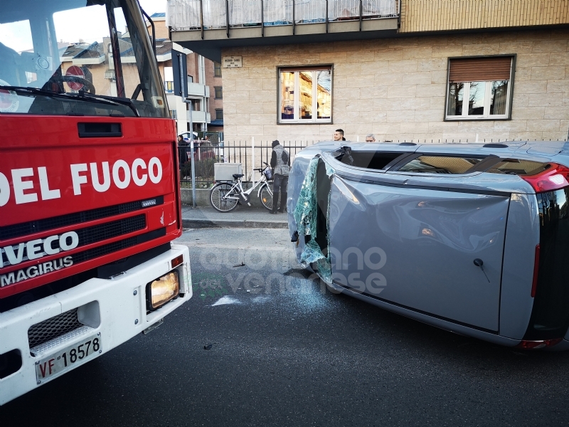 VENARIA - Scontro all'incrocio: auto si ribalta in via Nazario Sauro: una ferita