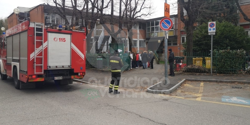 BORGARO - Scuola media evacuata per una sospetta fuga di gas: allievi fatti uscire dal personale scolastico