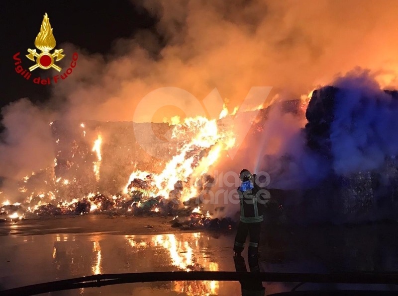 GRUGLIASCO - A fuoco l'azienda che si occupa dei rifiuti: ceneri in strada e sui balconi