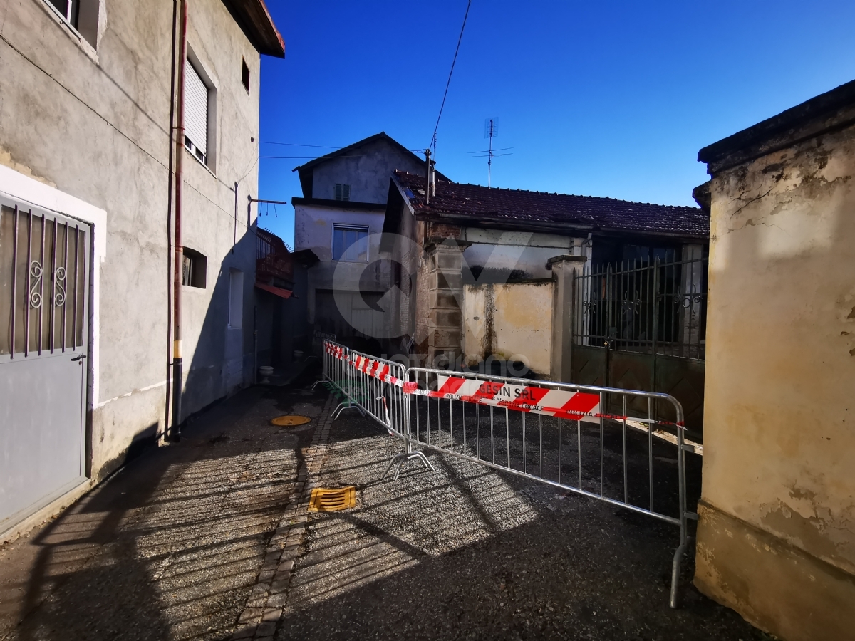VENARIA - Incendio in via Saccarelli: a fuoco l'ex lavatoio. Indagano i carabinieri - FOTO