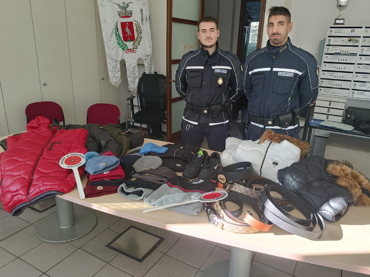 GRUGLIASCO - Al mercato si vendevano capi d'abbigliamento con marchi contraffatti - FOTO