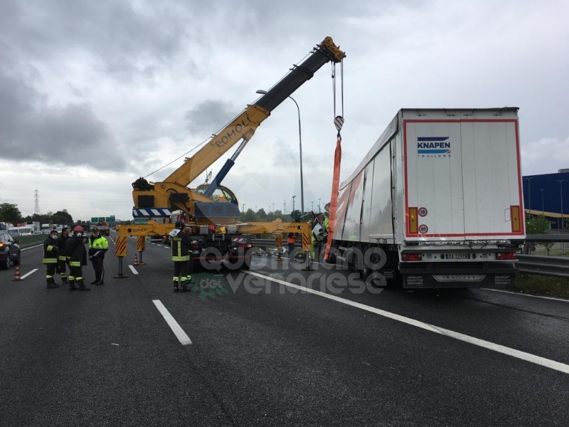 RIVOLI-COLLEGNO - Doppio incidente in tangenziale: auto contro guardrail e tir su una scarpata