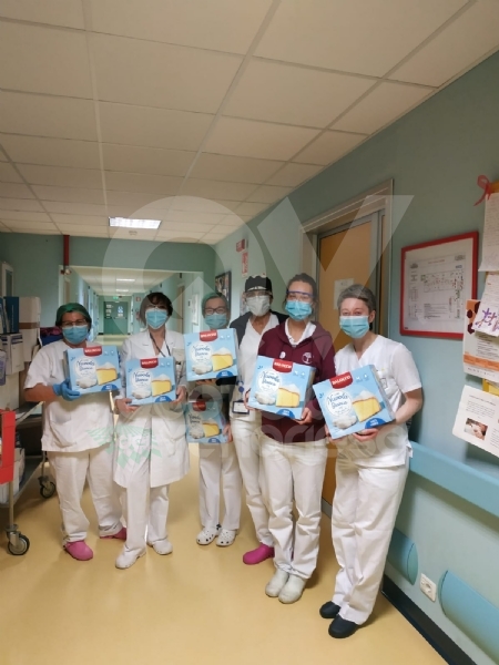 SOLIDARIETA' IN OSPEDALE - Tablet per i malati, colombe e uova di Pasqua per il personale sanitario