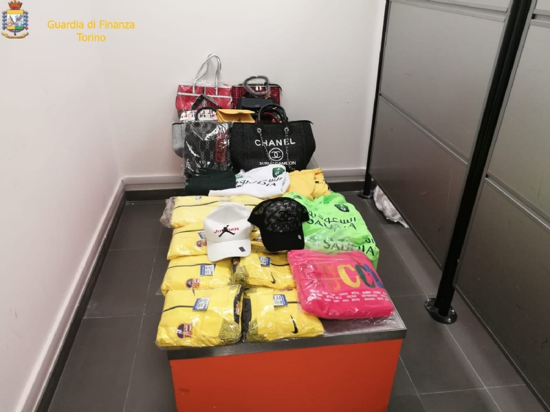 CASELLE - Borse, profumi e abbigliamento di lusso ma tutti falsi: denunciato un 40enne