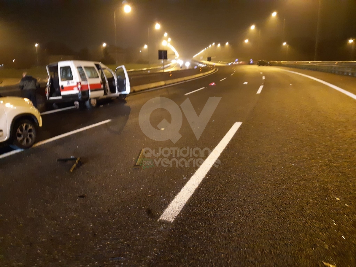 TRAGEDIA A RIVOLI - Il mezzo della Croce Rossa finisce contro il guard-rail: morto 25enne