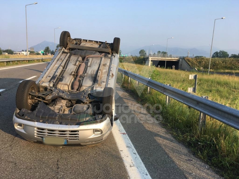 TORINO-RIVOLI - Si ribalta con l'auto mentre va a lavoro: ferito 28enne rivolese