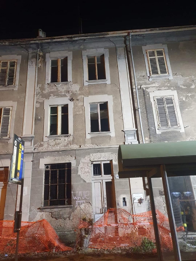 COLLEGNO - Incendio al vecchio deposito Atm, intervento dei vigili del fuoco - FOTO
