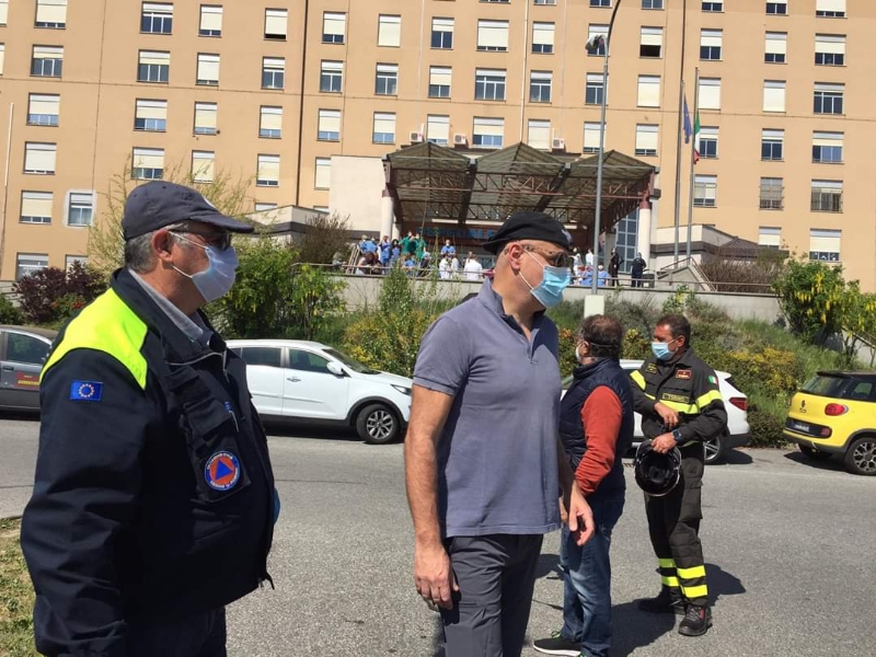 RIVOLI - Il «grazie» di Comune, forze dell'ordine, associazioni e pompieri al personale sanitario - FOTO E VIDEO