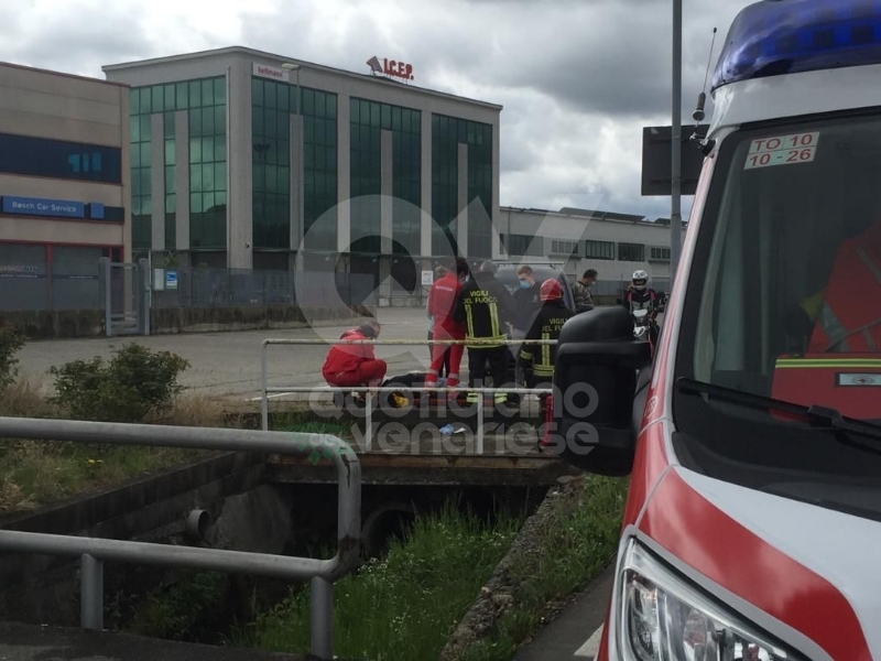 CASELLE - Finisce fuori strada con la sua auto, colpendo un muro del canale irriguo: in ospedale