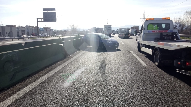 COLLEGNO - Incidente stradale in tangenziale: due donne ferite - FOTO