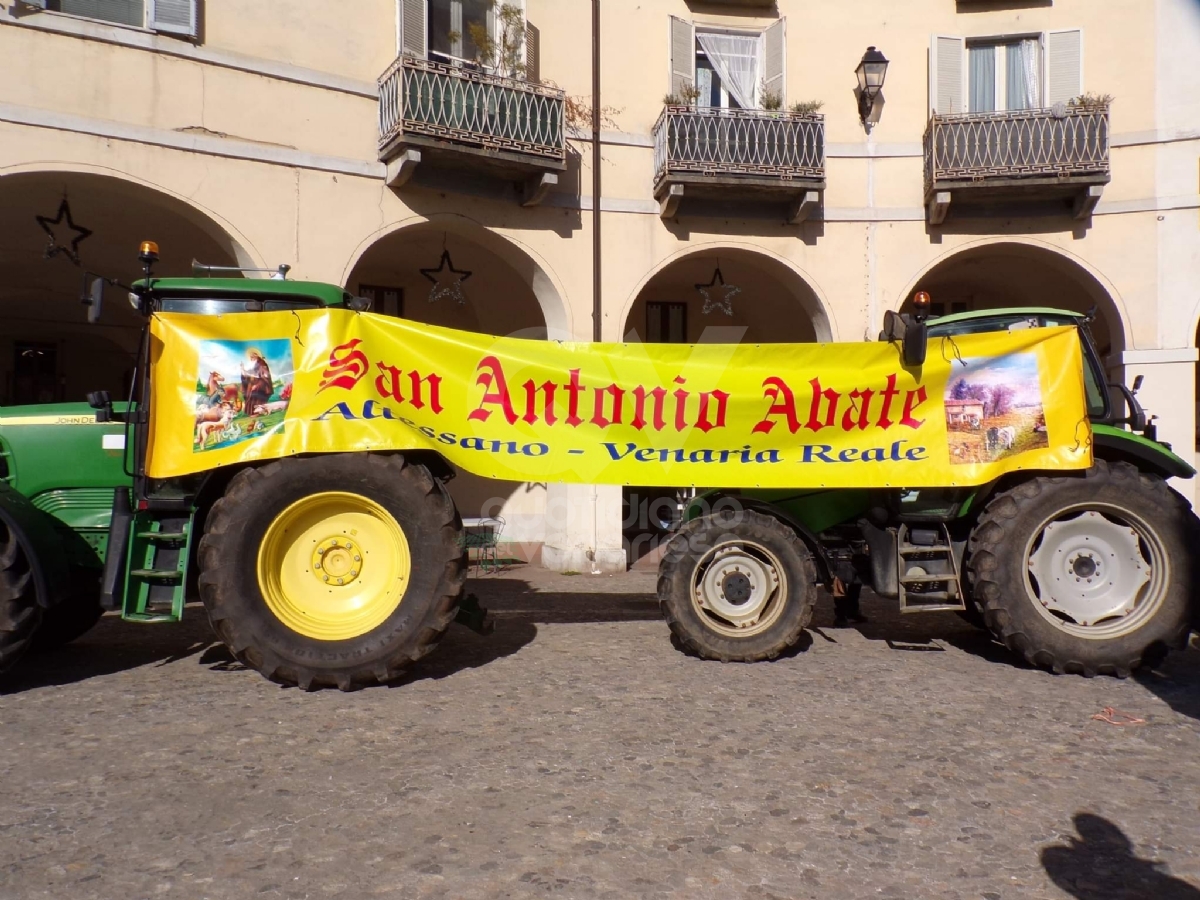 VENARIA - La grande festa per Sant'Antonio Abate: in tanti per il corteo dei trattori - FOTO E VIDEO