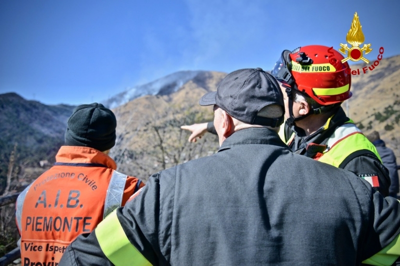 VAL DELLA TORRE - Incendio boschivo: la situazione è in miglioramento. In azione l'elicottero