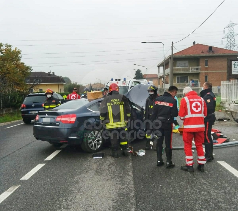 MATHI - Malore mentre guida: auto finisce contro il palo della luce. Conducente in ospedale FOTO