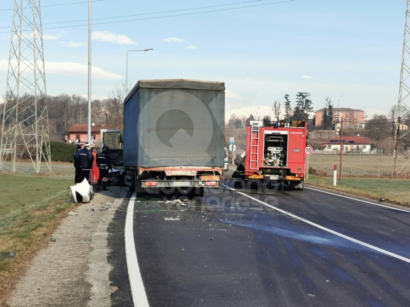 VENARIA - Scontro taxi-camion lungo la provinciale: un ferito FOTO