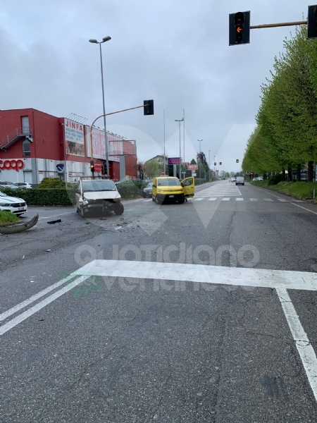 BORGARO - Scontro in via Lanzo fra due auto: una persona ferita - FOTO