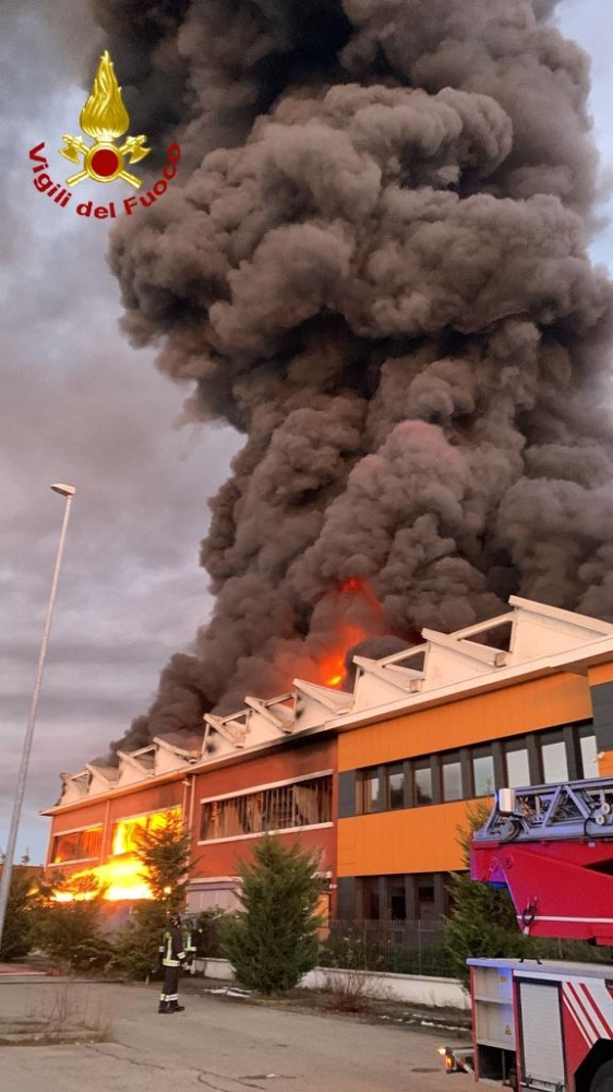 CRONACA - Incendio in un'azienda di trattamento rifiuti a Beinasco: puzza di bruciato fino a Venaria - FOTO