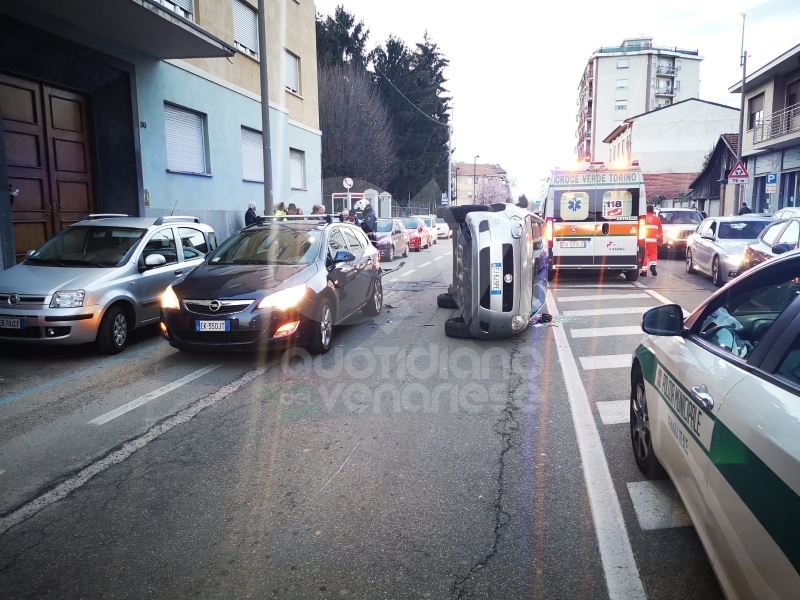 VENARIA - Incidente stradale in corso Garibaldi: traffico in tilt - FOTO