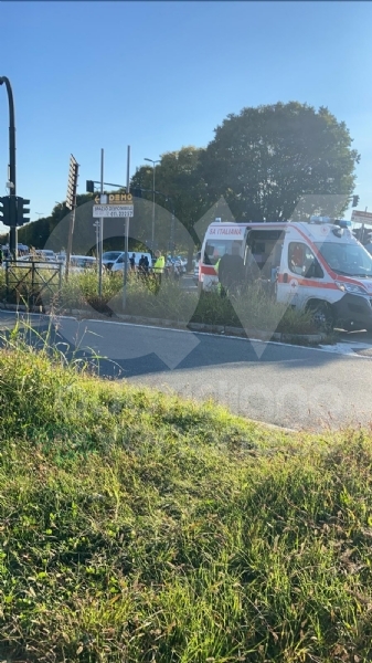 TORINO-VENARIA - Incidente all'incrocio fra strada Altessano e corso Garibaldi: un ferito - FOTO