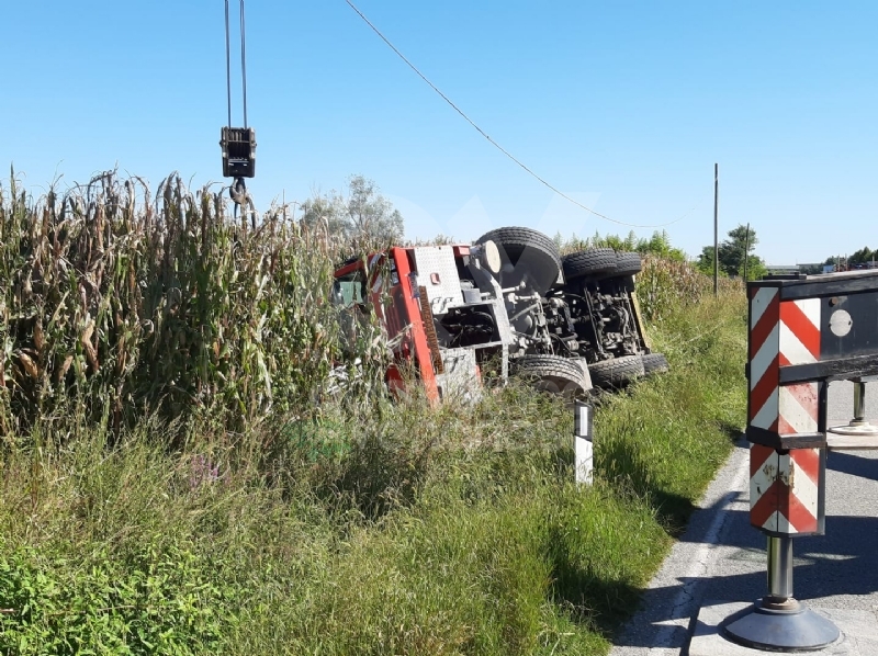MAPPANO - Autocarro si ribalta nel fossato dopo l'incidente: intervento dei vigili del fuoco FOTO
