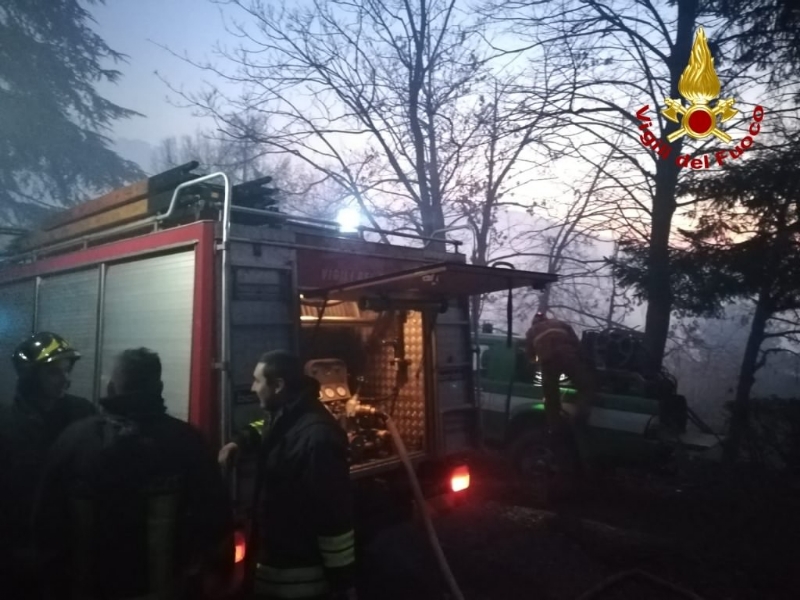 VAL DELLA TORRE - Incendio boschivo: riprese le operazioni, la preoccupazione non diminuisce