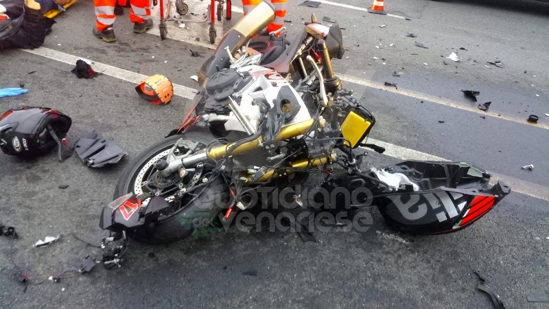 GRUGLIASCO - Scontro fra moto e auto in strada Antica di Grugliasco: centauro ferito