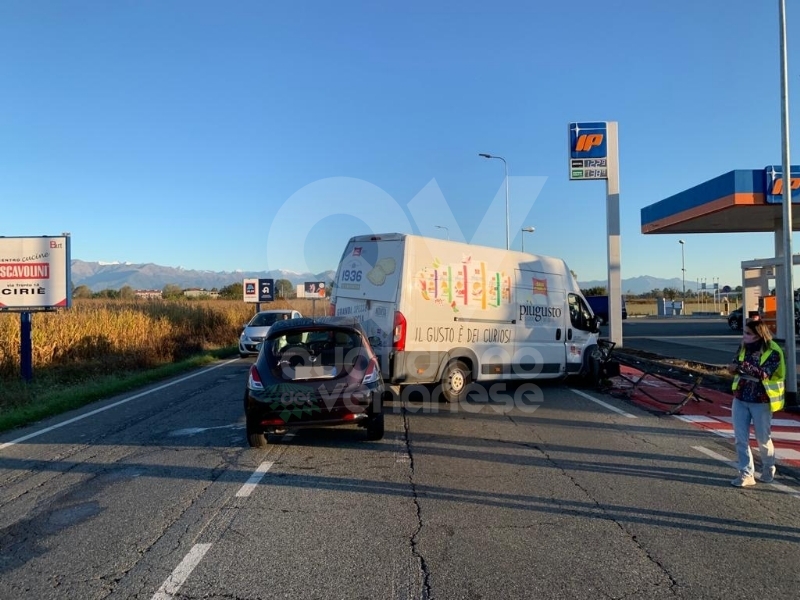 BORGARO - Scontro furgone-auto lungo la provinciale 2: disagi ma nessun ferito - FOTO